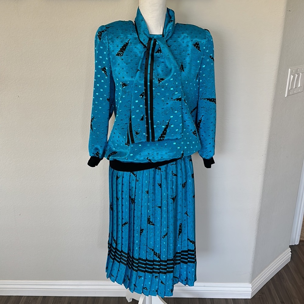 VLP Petites Vintage Two Piece Set with Scarf - Size 8